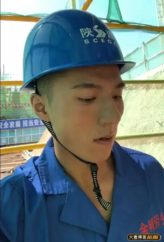 工地搬砖小哥因颜值高火了,从侧面看,他的鼻子也太大太挺了! 工地搬砖小哥因颜值高火了,从侧面看,他的鼻子也太大太挺了!