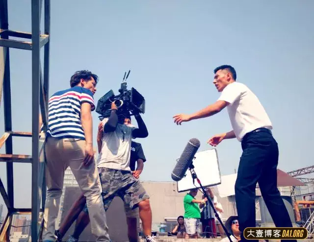 工地搬砖小哥因颜值高火了,从侧面看,他的鼻子也太大太挺了! 工地搬砖小哥因颜值高火了,从侧面看,他的鼻子也太大太挺了!