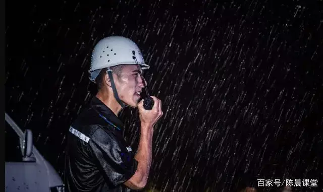 工地搬砖小哥因颜值高火了,从侧面看,他的鼻子也太大太挺了! 工地搬砖小哥因颜值高火了,从侧面看,他的鼻子也太大太挺了!