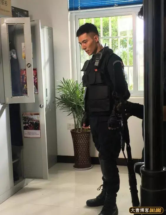 工地搬砖小哥因颜值高火了,从侧面看,他的鼻子也太大太挺了! 工地搬砖小哥因颜值高火了,从侧面看,他的鼻子也太大太挺了!