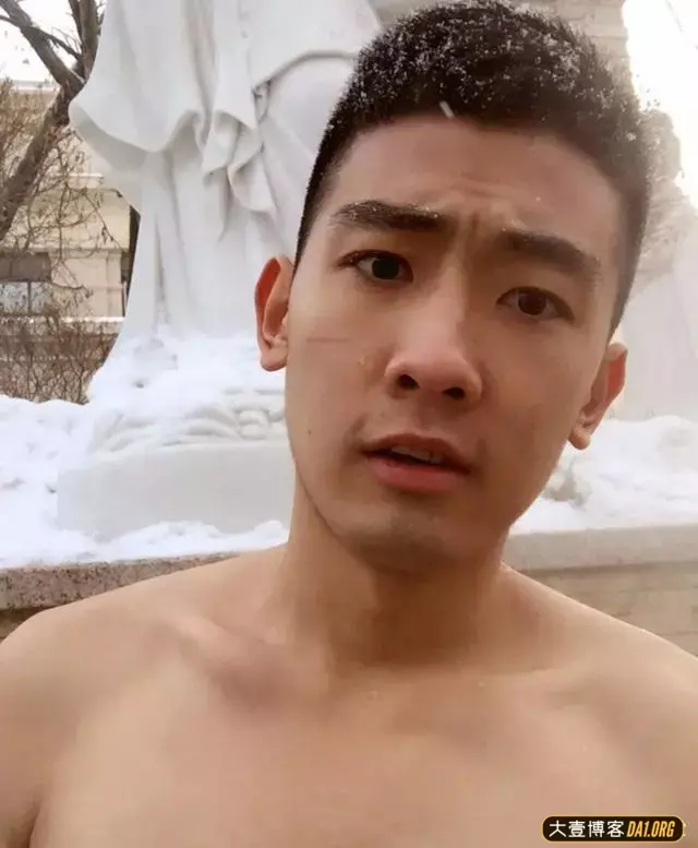 肌肉发达的消防兵哥哥,虽然已退伍,但依然帅到让你流口水! 肌肉发达的消防兵哥哥,虽然已退伍,但依然帅到让你流口水!