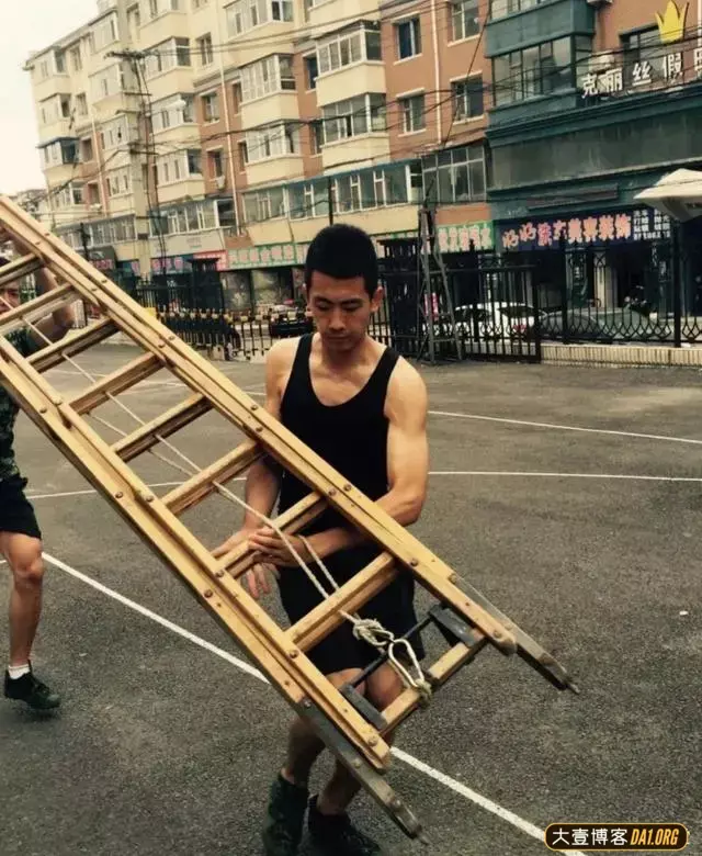 肌肉发达的消防兵哥哥,虽然已退伍,但依然帅到让你流口水! 肌肉发达的消防兵哥哥,虽然已退伍,但依然帅到让你流口水!