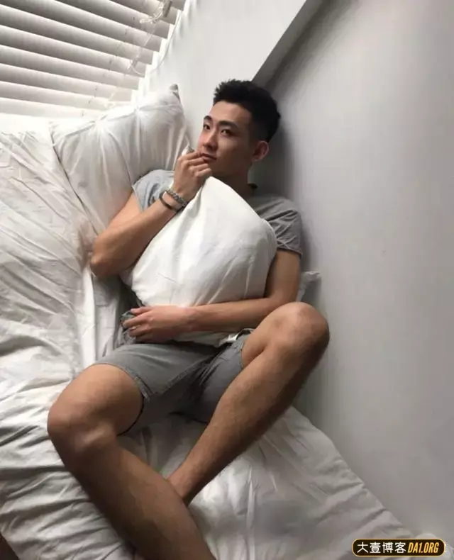 肌肉发达的消防兵哥哥,虽然已退伍,但依然帅到让你流口水! 肌肉发达的消防兵哥哥,虽然已退伍,但依然帅到让你流口水!