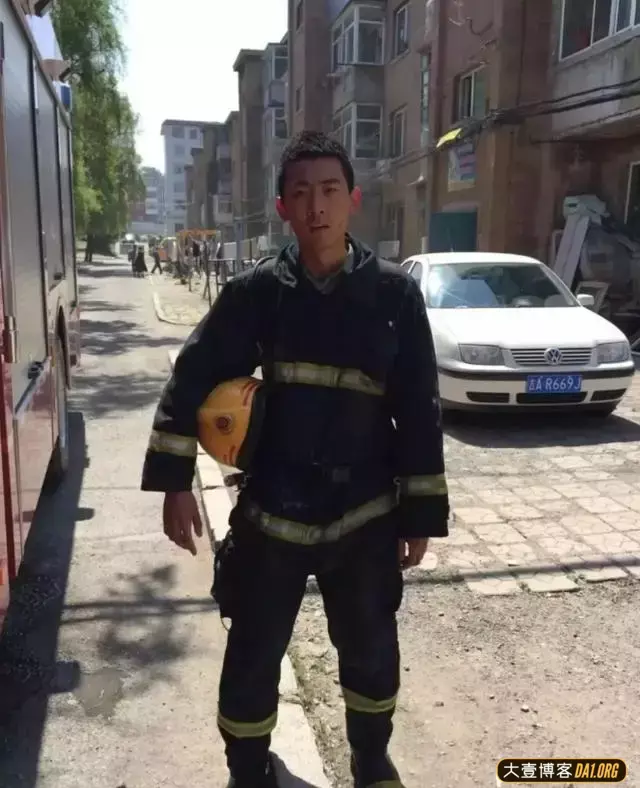 肌肉发达的消防兵哥哥,虽然已退伍,但依然帅到让你流口水! 肌肉发达的消防兵哥哥,虽然已退伍,但依然帅到让你流口水!
