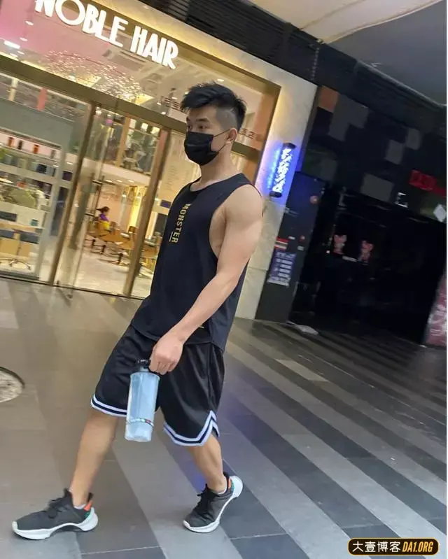 图书馆偶遇的斯文猛男,这腿我喜欢! 图书馆偶遇的斯文猛男,这腿我喜欢!