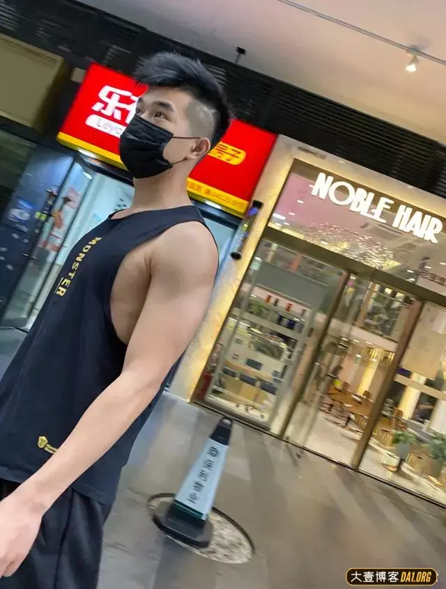 图书馆偶遇的斯文猛男，这腿我喜欢！-大壹博客