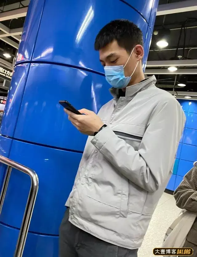 图书馆偶遇的斯文猛男,这腿我喜欢! 图书馆偶遇的斯文猛男,这腿我喜欢!