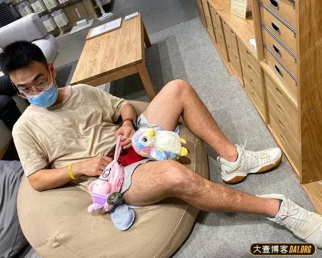 图书馆偶遇的斯文猛男,这腿我喜欢! 图书馆偶遇的斯文猛男,这腿我喜欢!