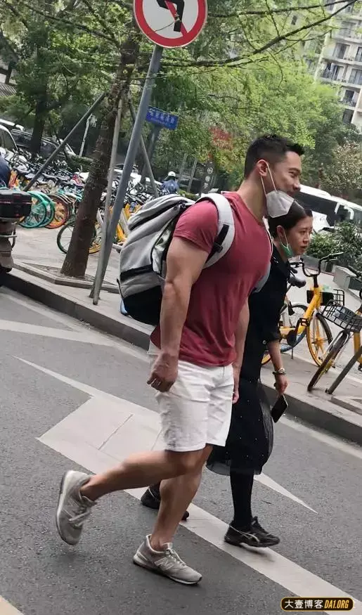 图书馆偶遇的斯文猛男,这腿我喜欢! 图书馆偶遇的斯文猛男,这腿我喜欢!