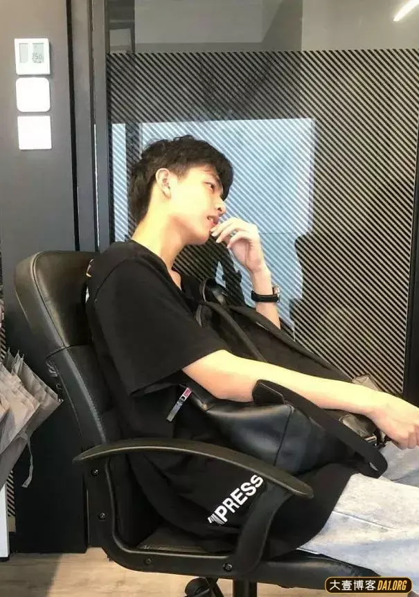 图书馆偶遇的斯文猛男,这腿我喜欢! 图书馆偶遇的斯文猛男,这腿我喜欢!