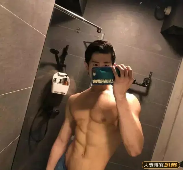 咸蛋家主播贝栋泽,他的肌肉照不能多看,因为很可能会停不下来! 咸蛋家主播贝栋泽,他的肌肉照不能多看,因为很可能会停不下来!