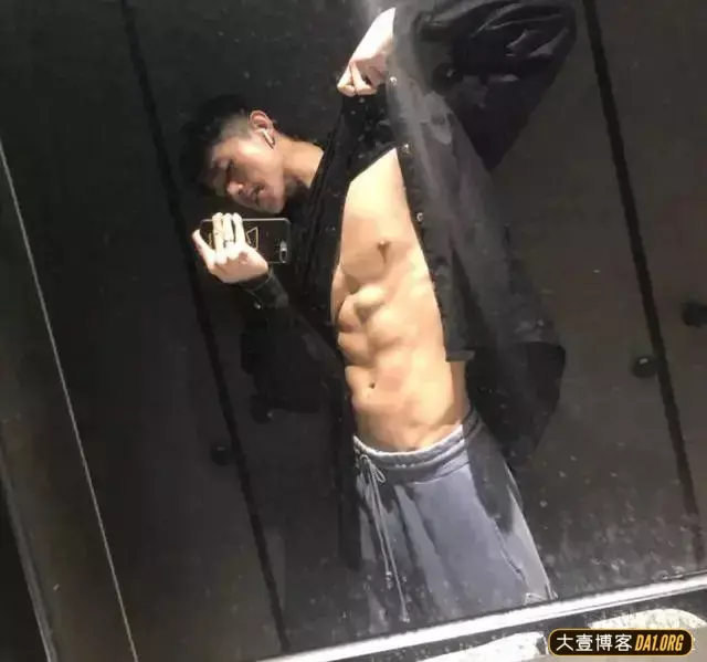 咸蛋家主播贝栋泽,他的肌肉照不能多看,因为很可能会停不下来! 咸蛋家主播贝栋泽,他的肌肉照不能多看,因为很可能会停不下来!