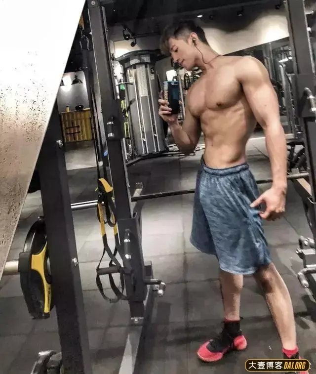 咸蛋家主播贝栋泽,他的肌肉照不能多看,因为很可能会停不下来! 咸蛋家主播贝栋泽,他的肌肉照不能多看,因为很可能会停不下来!