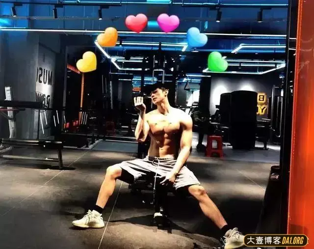 咸蛋家主播贝栋泽,他的肌肉照不能多看,因为很可能会停不下来! 咸蛋家主播贝栋泽,他的肌肉照不能多看,因为很可能会停不下来!