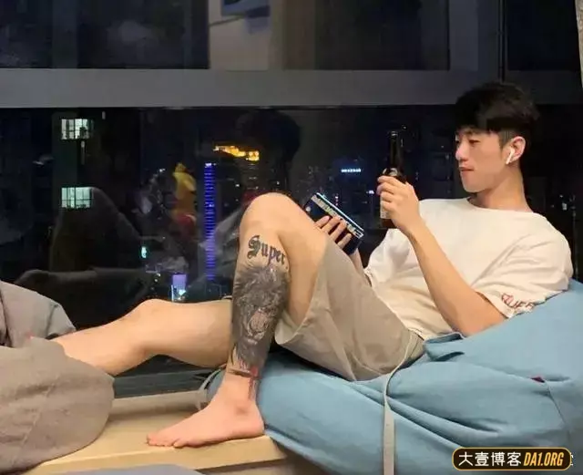咸蛋家主播贝栋泽,他的肌肉照不能多看,因为很可能会停不下来! 咸蛋家主播贝栋泽,他的肌肉照不能多看,因为很可能会停不下来!