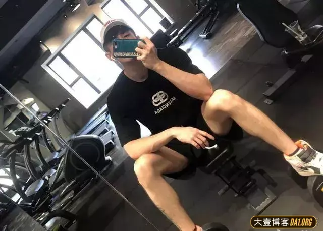 咸蛋家主播贝栋泽,他的肌肉照不能多看,因为很可能会停不下来! 咸蛋家主播贝栋泽,他的肌肉照不能多看,因为很可能会停不下来!