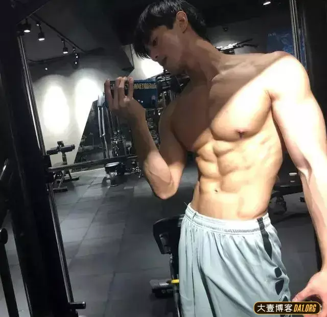 咸蛋家主播贝栋泽,他的肌肉照不能多看,因为很可能会停不下来! 咸蛋家主播贝栋泽,他的肌肉照不能多看,因为很可能会停不下来!