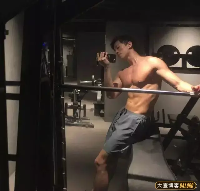 咸蛋家主播贝栋泽,他的肌肉照不能多看,因为很可能会停不下来! 咸蛋家主播贝栋泽,他的肌肉照不能多看,因为很可能会停不下来!