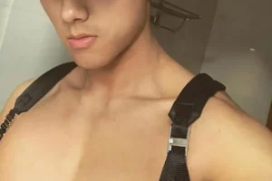 大长腿体育帅哥，肌肉比例很匀称，一有机会就会对着自己拍照！-大壹博客