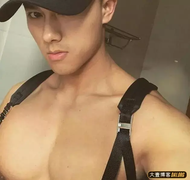 大长腿体育帅哥,肌肉比例很匀称,一有机会就会对着自己拍照! 大长腿体育帅哥,肌肉比例很匀称,一有机会就会对着自己拍照!
