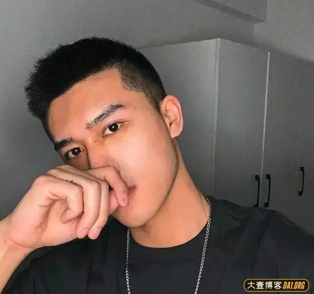大长腿体育帅哥,肌肉比例很匀称,一有机会就会对着自己拍照! 大长腿体育帅哥,肌肉比例很匀称,一有机会就会对着自己拍照!