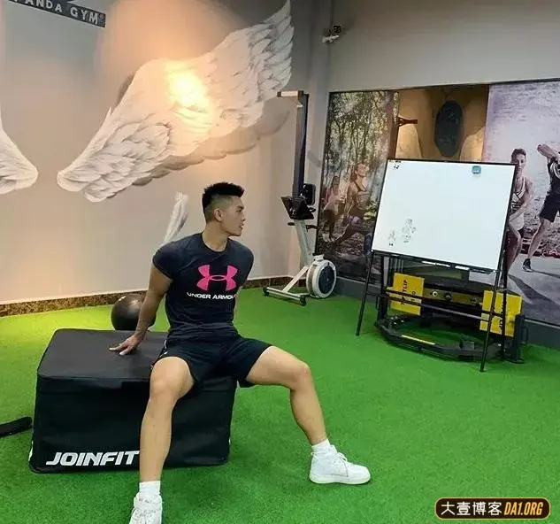 大长腿体育帅哥,肌肉比例很匀称,一有机会就会对着自己拍照! 大长腿体育帅哥,肌肉比例很匀称,一有机会就会对着自己拍照!