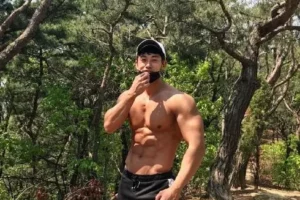 爷们儿十足的运动猛男，腹肌像巧克力，有想让他做男朋友的冲动！-大壹博客