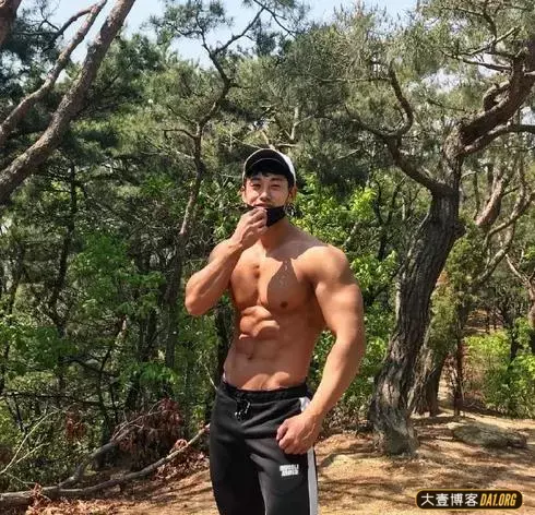 爷们儿十足的运动猛男,腹肌像巧克力,有想让他做男朋友的冲动! 爷们儿十足的运动猛男,腹肌像巧克力,有想让他做男朋友的冲动!