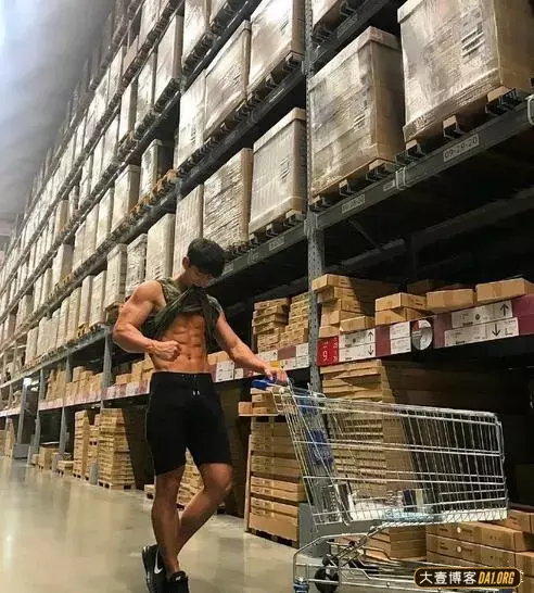 爷们儿十足的运动猛男,腹肌像巧克力,有想让他做男朋友的冲动! 爷们儿十足的运动猛男,腹肌像巧克力,有想让他做男朋友的冲动!