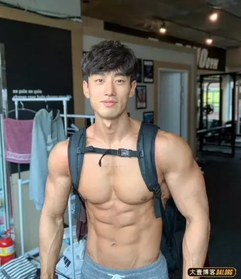 爷们儿十足的运动猛男,腹肌像巧克力,有想让他做男朋友的冲动! 爷们儿十足的运动猛男,腹肌像巧克力,有想让他做男朋友的冲动!