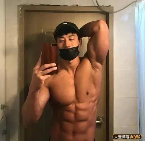 爷们儿十足的运动猛男,腹肌像巧克力,有想让他做男朋友的冲动! 爷们儿十足的运动猛男,腹肌像巧克力,有想让他做男朋友的冲动!