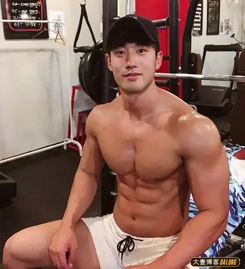 爷们儿十足的运动猛男,腹肌像巧克力,有想让他做男朋友的冲动! 爷们儿十足的运动猛男,腹肌像巧克力,有想让他做男朋友的冲动!