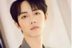 网传神似肖战的摆摊哥全脸露相遭质疑，结果看到他戴口罩，太像了-大壹博客