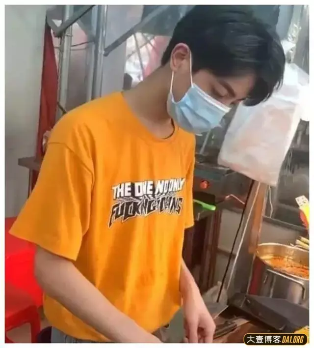网传神似肖战的摆摊哥全脸露相遭质疑,结果看到他戴口罩,太像了 网传神似肖战的摆摊哥全脸露相遭质疑,结果看到他戴口罩,太像了