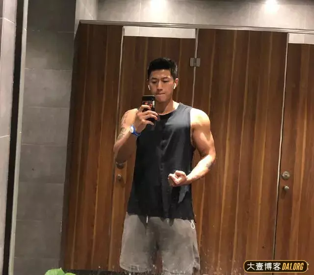 一位又精致又爷们儿的大只帅哥,有一种南北方结合的感觉! 一位又精致又爷们儿的大只帅哥,有一种南北方结合的感觉!
