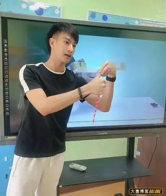 泰国男性生理课老师走红!这也太帅了吧! 泰国男性生理课老师走红!这也太帅了吧!