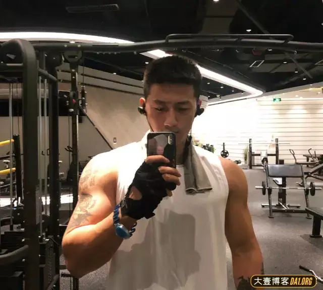 一位又精致又爷们儿的大只帅哥,有一种南北方结合的感觉! 一位又精致又爷们儿的大只帅哥,有一种南北方结合的感觉!