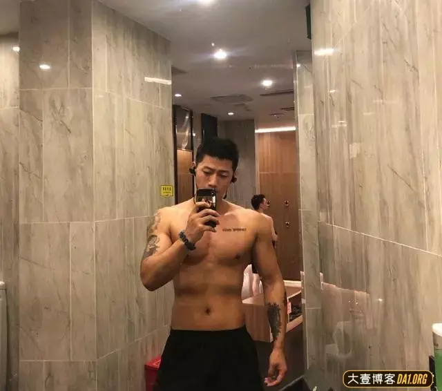 一位又精致又爷们儿的大只帅哥,有一种南北方结合的感觉! 一位又精致又爷们儿的大只帅哥,有一种南北方结合的感觉!