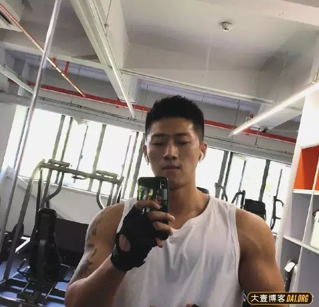 一位又精致又爷们儿的大只帅哥,有一种南北方结合的感觉! 一位又精致又爷们儿的大只帅哥,有一种南北方结合的感觉!