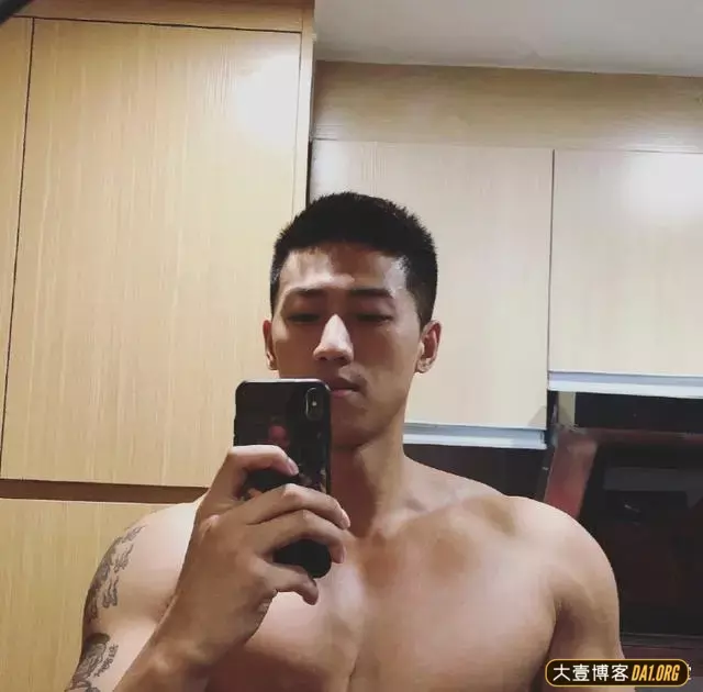 一位又精致又爷们儿的大只帅哥,有一种南北方结合的感觉! 一位又精致又爷们儿的大只帅哥,有一种南北方结合的感觉!