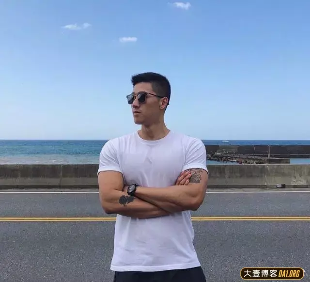 一位又精致又爷们儿的大只帅哥,有一种南北方结合的感觉! 一位又精致又爷们儿的大只帅哥,有一种南北方结合的感觉!