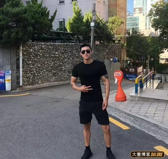 一位又精致又爷们儿的大只帅哥,有一种南北方结合的感觉! 一位又精致又爷们儿的大只帅哥,有一种南北方结合的感觉!