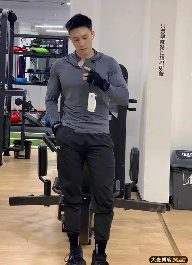 神似黄景瑜的东北肌肉小伙,出道9年,知道他的人却少得可怜! 神似黄景瑜的东北肌肉小伙,出道9年,知道他的人却少得可怜!