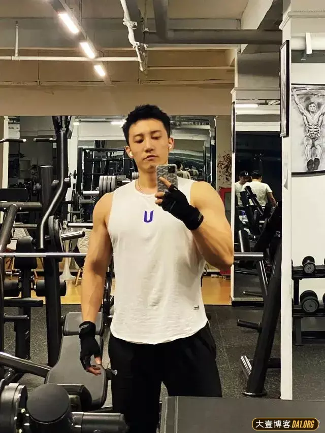 神似黄景瑜的东北肌肉小伙,出道9年,知道他的人却少得可怜! 神似黄景瑜的东北肌肉小伙,出道9年,知道他的人却少得可怜!