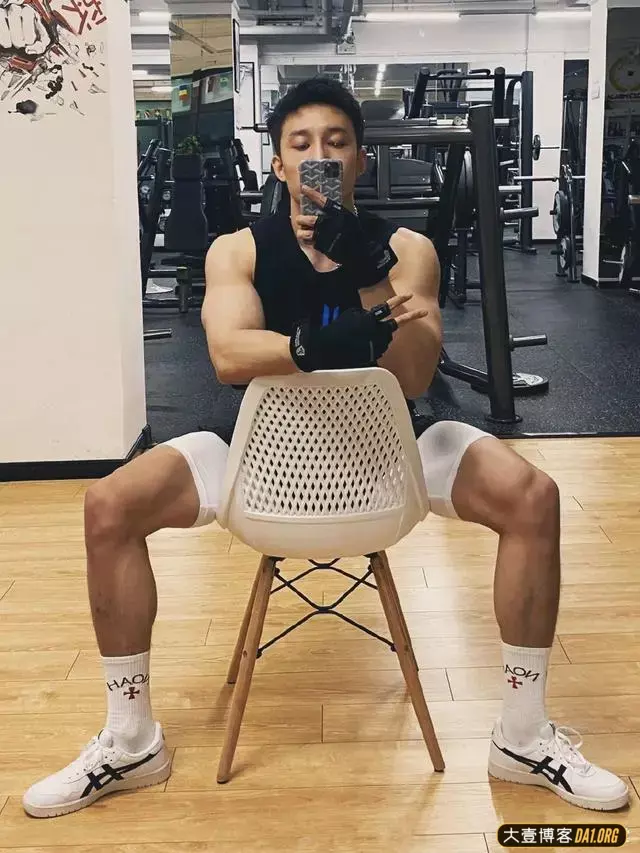 神似黄景瑜的东北肌肉小伙,出道9年,知道他的人却少得可怜! 神似黄景瑜的东北肌肉小伙,出道9年,知道他的人却少得可怜!