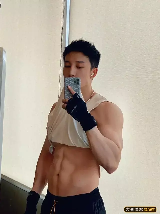 神似黄景瑜的东北肌肉小伙,出道9年,知道他的人却少得可怜! 神似黄景瑜的东北肌肉小伙,出道9年,知道他的人却少得可怜!