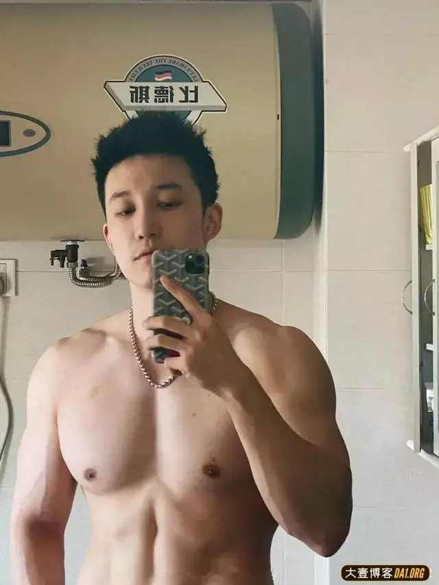 神似黄景瑜的东北肌肉小伙,出道9年,知道他的人却少得可怜! 神似黄景瑜的东北肌肉小伙,出道9年,知道他的人却少得可怜!