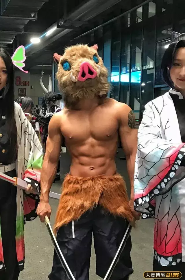 上海漫展cos《鬼灭之刃》角色伊之助的筋肉男火了!1200%还原动画 上海漫展cos《鬼灭之刃》角色伊之助的筋肉男火了!1200%还原动画