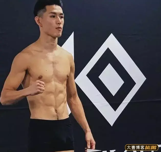 身高180CM的大帅哥当拳击手,事业爱情家庭大丰收! 身高180CM的大帅哥当拳击手,事业爱情家庭大丰收!
