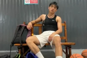 篮球帅哥让我蹲下给他拍照，我不淡定了！-大壹博客